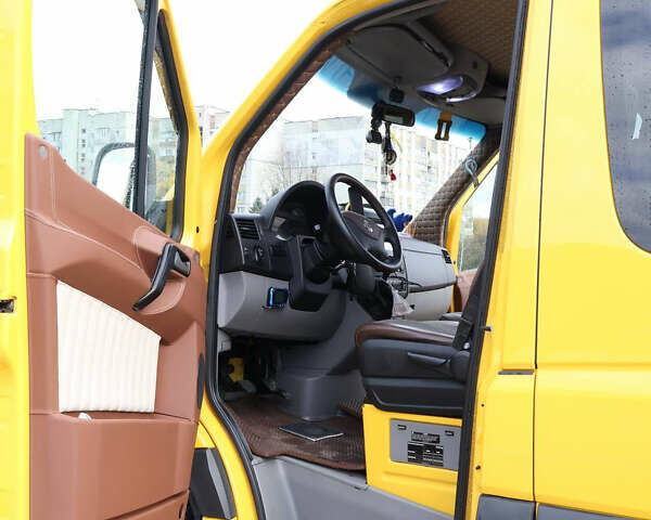 Желтый Фольксваген Крафтер, объемом двигателя 2.69 л и пробегом 340 тыс. км за 19500 $, фото 11 на Automoto.ua