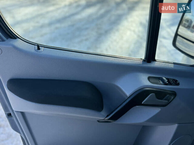 Сірий Фольксваген Крафтєр, об'ємом двигуна 2 л та пробігом 132 тис. км за 14500 $, фото 19 на Automoto.ua