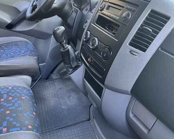 Сірий Фольксваген Крафтєр, об'ємом двигуна 2.46 л та пробігом 330 тис. км за 10800 $, фото 2 на Automoto.ua