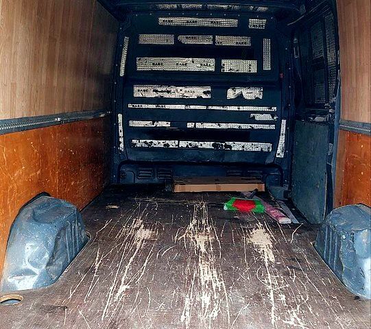 Серый Фольксваген Крафтер, объемом двигателя 2 л и пробегом 280 тыс. км за 13500 $, фото 4 на Automoto.ua