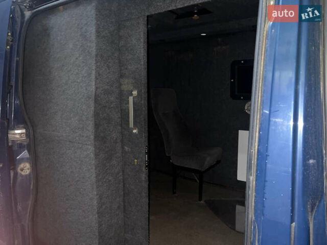 Синий Фольксваген Крафтер, объемом двигателя 2.46 л и пробегом 174 тыс. км за 16000 $, фото 2 на Automoto.ua