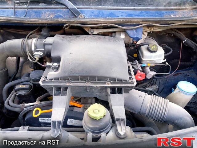 Синий Фольксваген Крафтер, объемом двигателя 2.5 л и пробегом 255 тыс. км за 9600 $, фото 7 на Automoto.ua