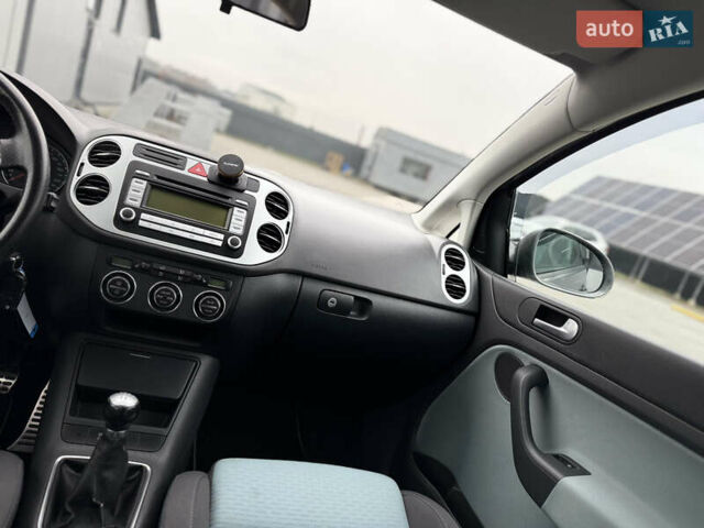 Серый Фольксваген Кросс Гольф, объемом двигателя 1.6 л и пробегом 182 тыс. км за 6500 $, фото 31 на Automoto.ua