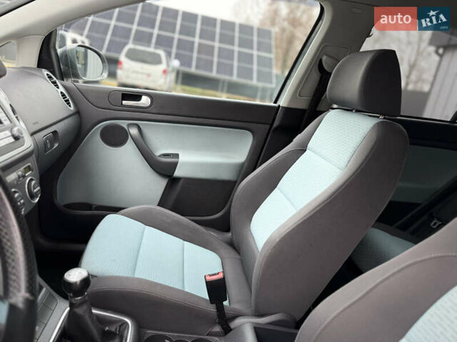 Серый Фольксваген Кросс Гольф, объемом двигателя 1.6 л и пробегом 182 тыс. км за 6500 $, фото 43 на Automoto.ua