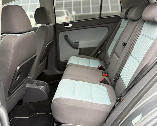 Серый Фольксваген Кросс Гольф, объемом двигателя 1.6 л и пробегом 182 тыс. км за 6500 $, фото 59 на Automoto.ua