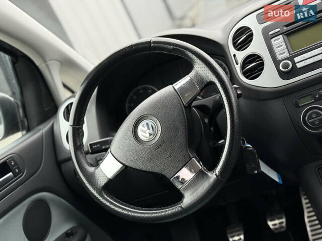 Серый Фольксваген Кросс Гольф, объемом двигателя 1.6 л и пробегом 182 тыс. км за 6500 $, фото 32 на Automoto.ua