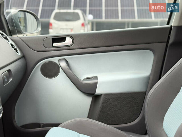 Серый Фольксваген Кросс Гольф, объемом двигателя 1.6 л и пробегом 182 тыс. км за 6500 $, фото 44 на Automoto.ua