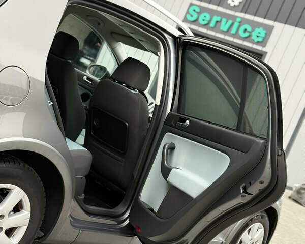 Серый Фольксваген Кросс Гольф, объемом двигателя 1.6 л и пробегом 182 тыс. км за 6500 $, фото 69 на Automoto.ua