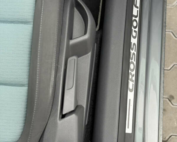 Серый Фольксваген Кросс Гольф, объемом двигателя 1.6 л и пробегом 182 тыс. км за 6500 $, фото 89 на Automoto.ua