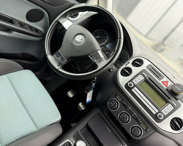 Серый Фольксваген Кросс Гольф, объемом двигателя 1.6 л и пробегом 182 тыс. км за 6500 $, фото 92 на Automoto.ua