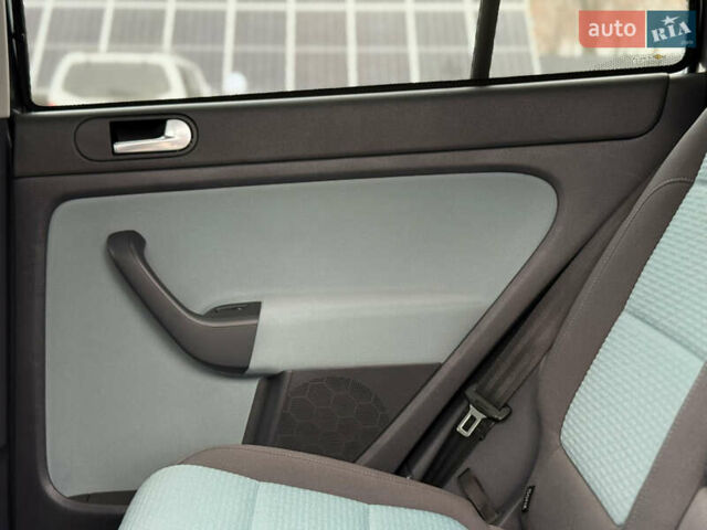 Серый Фольксваген Кросс Гольф, объемом двигателя 1.6 л и пробегом 182 тыс. км за 6500 $, фото 62 на Automoto.ua