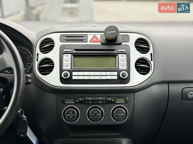 Серый Фольксваген Кросс Гольф, объемом двигателя 1.6 л и пробегом 182 тыс. км за 6500 $, фото 33 на Automoto.ua