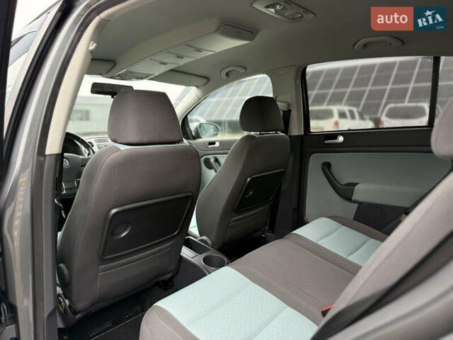 Серый Фольксваген Кросс Гольф, объемом двигателя 1.6 л и пробегом 182 тыс. км за 6500 $, фото 57 на Automoto.ua