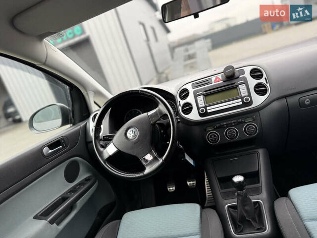 Серый Фольксваген Кросс Гольф, объемом двигателя 1.6 л и пробегом 182 тыс. км за 6500 $, фото 30 на Automoto.ua