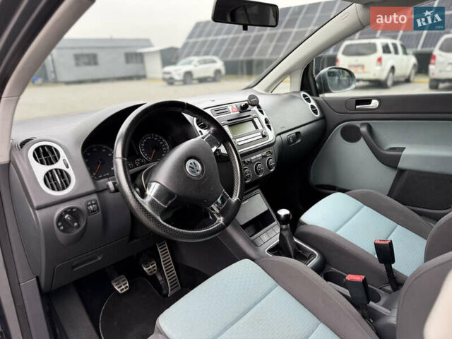 Серый Фольксваген Кросс Гольф, объемом двигателя 1.6 л и пробегом 182 тыс. км за 6500 $, фото 45 на Automoto.ua