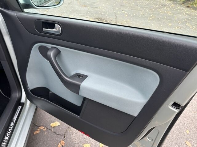 Серый Фольксваген Кросс Гольф, объемом двигателя 1.4 л и пробегом 213 тыс. км за 6900 $, фото 11 на Automoto.ua