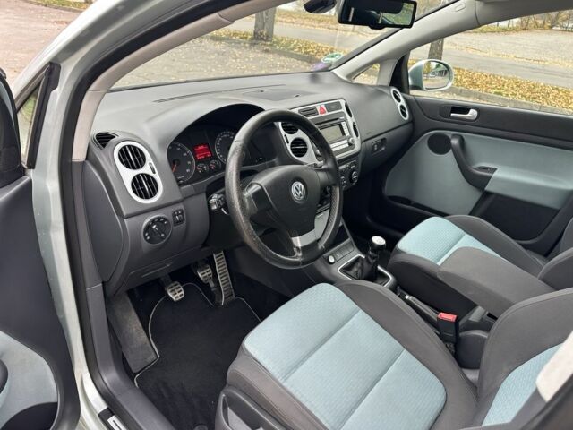 Серый Фольксваген Кросс Гольф, объемом двигателя 1.4 л и пробегом 213 тыс. км за 6900 $, фото 4 на Automoto.ua