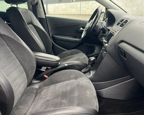 Черный Фольксваген Кросс Поло, объемом двигателя 1.2 л и пробегом 135 тыс. км за 10300 $, фото 44 на Automoto.ua