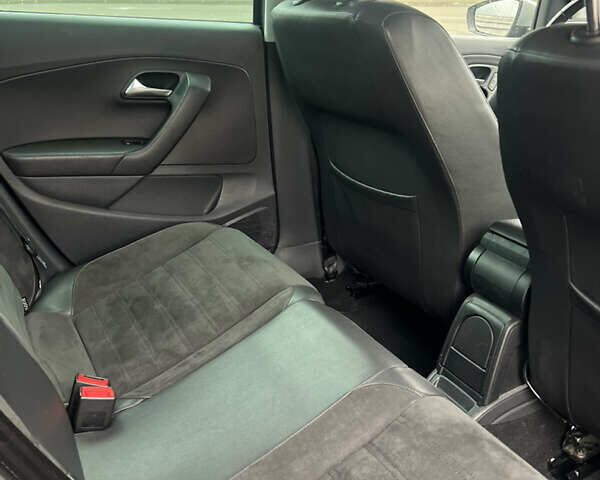 Черный Фольксваген Кросс Поло, объемом двигателя 1.2 л и пробегом 135 тыс. км за 10300 $, фото 57 на Automoto.ua