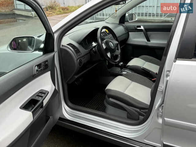 Серый Фольксваген Кросс Поло, объемом двигателя 1.4 л и пробегом 180 тыс. км за 6700 $, фото 17 на Automoto.ua