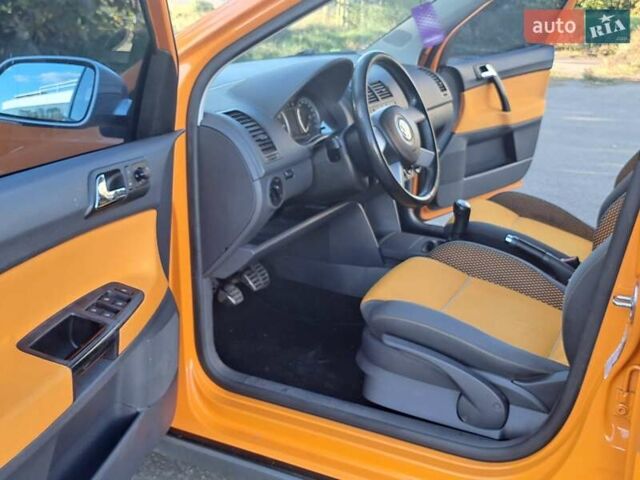 Оранжевый Фольксваген Кросс Поло, объемом двигателя 1.4 л и пробегом 238 тыс. км за 4900 $, фото 31 на Automoto.ua