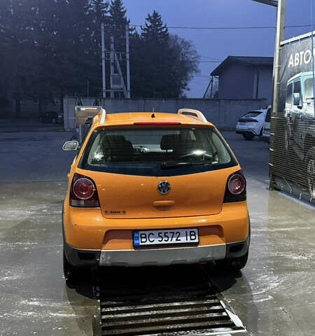 Оранжевый Фольксваген Кросс Поло, объемом двигателя 1.4 л и пробегом 166 тыс. км за 5200 $, фото 3 на Automoto.ua