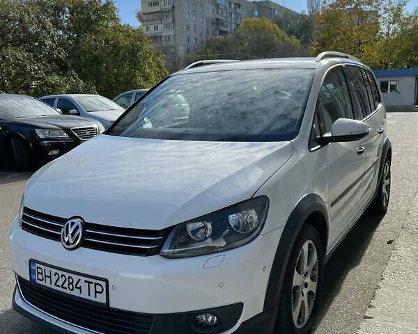 Белый Фольксваген Кросс Туран, объемом двигателя 1.39 л и пробегом 177 тыс. км за 9900 $, фото 2 на Automoto.ua