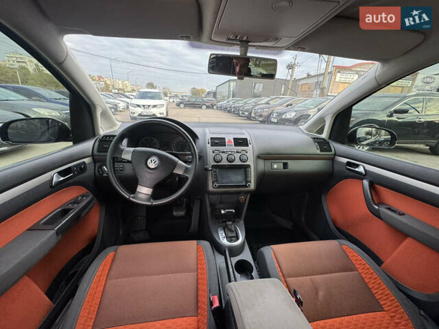 Черный Фольксваген Кросс Туран, объемом двигателя 1.9 л и пробегом 278 тыс. км за 7100 $, фото 25 на Automoto.ua