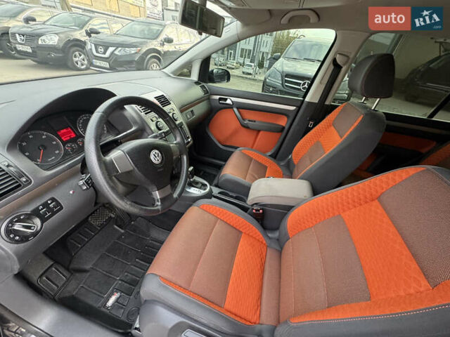 Черный Фольксваген Кросс Туран, объемом двигателя 1.9 л и пробегом 278 тыс. км за 7100 $, фото 22 на Automoto.ua