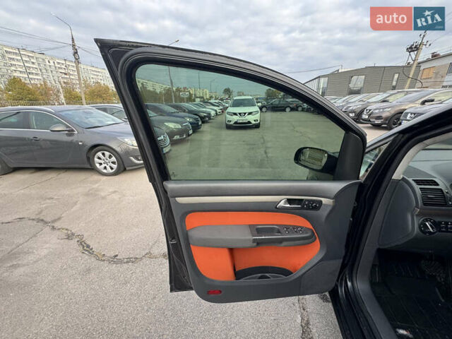 Черный Фольксваген Кросс Туран, объемом двигателя 1.9 л и пробегом 278 тыс. км за 7100 $, фото 24 на Automoto.ua