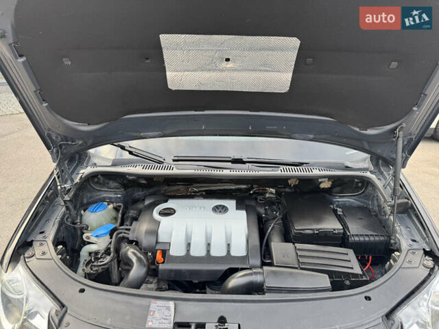 Черный Фольксваген Кросс Туран, объемом двигателя 1.9 л и пробегом 278 тыс. км за 7100 $, фото 34 на Automoto.ua