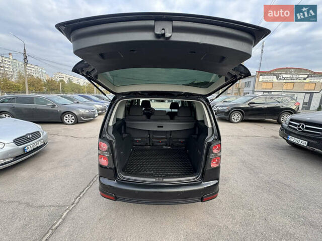 Черный Фольксваген Кросс Туран, объемом двигателя 1.9 л и пробегом 278 тыс. км за 7100 $, фото 32 на Automoto.ua