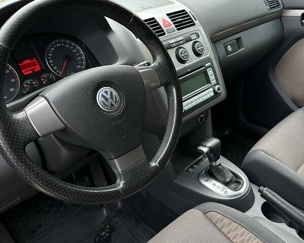 Черный Фольксваген Кросс Туран, объемом двигателя 1.4 л и пробегом 143 тыс. км за 8700 $, фото 6 на Automoto.ua