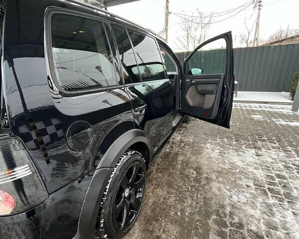 Черный Фольксваген Кросс Туран, объемом двигателя 1.4 л и пробегом 230 тыс. км за 7700 $, фото 2 на Automoto.ua