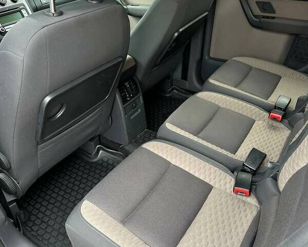 Черный Фольксваген Кросс Туран, объемом двигателя 1.4 л и пробегом 143 тыс. км за 8700 $, фото 14 на Automoto.ua