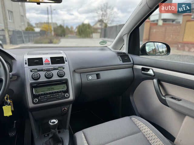 Черный Фольксваген Кросс Туран, объемом двигателя 1.4 л и пробегом 230 тыс. км за 7690 $, фото 17 на Automoto.ua