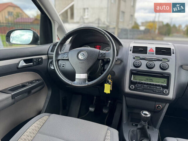 Черный Фольксваген Кросс Туран, объемом двигателя 1.4 л и пробегом 230 тыс. км за 7690 $, фото 14 на Automoto.ua