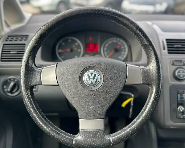 Черный Фольксваген Кросс Туран, объемом двигателя 1.9 л и пробегом 232 тыс. км за 9500 $, фото 17 на Automoto.ua