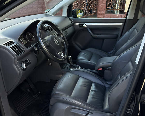 Черный Фольксваген Кросс Туран, объемом двигателя 2 л и пробегом 260 тыс. км за 12700 $, фото 44 на Automoto.ua
