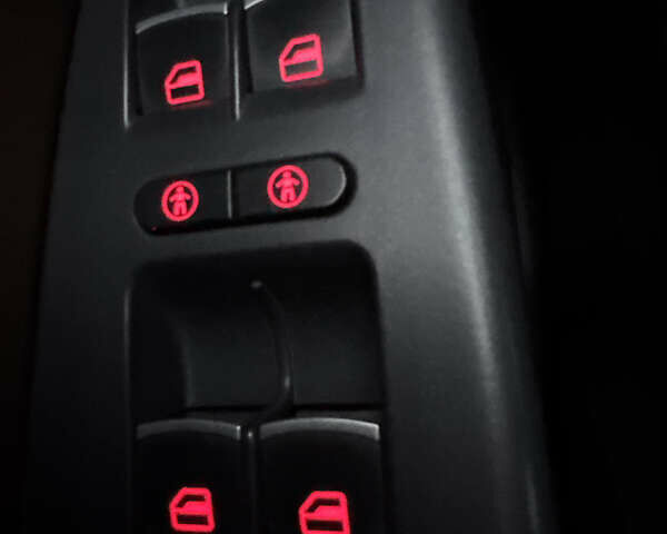 Черный Фольксваген Кросс Туран, объемом двигателя 2 л и пробегом 255 тыс. км за 12499 $, фото 108 на Automoto.ua