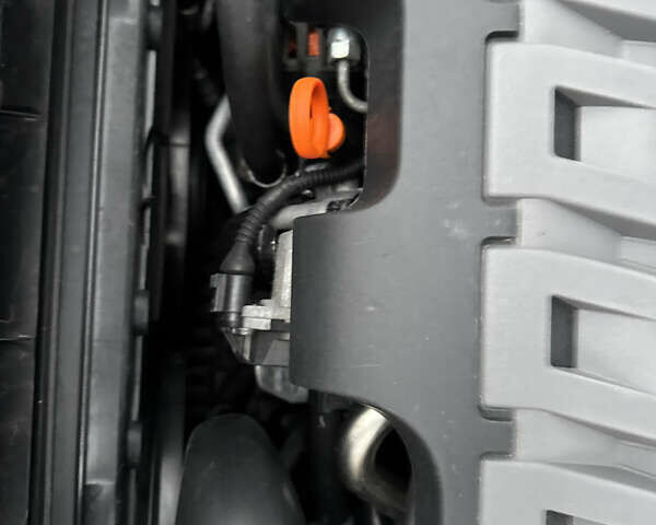 Черный Фольксваген Кросс Туран, объемом двигателя 2 л и пробегом 255 тыс. км за 12499 $, фото 92 на Automoto.ua