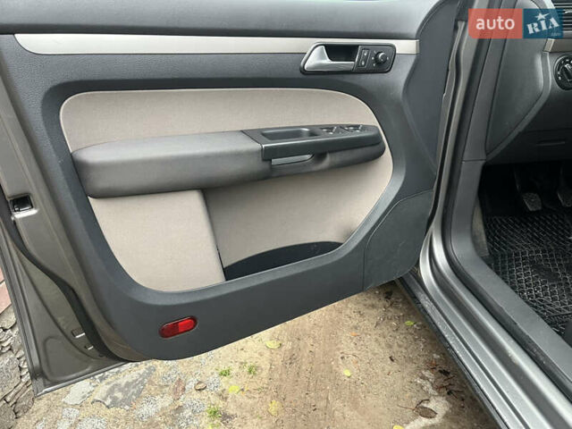 Коричневый Фольксваген Кросс Туран, объемом двигателя 1.6 л и пробегом 208 тыс. км за 8300 $, фото 43 на Automoto.ua