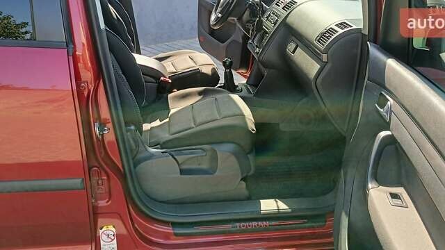 Червоний Фольксваген Кросс Туран, об'ємом двигуна 1.97 л та пробігом 291 тис. км за 12800 $, фото 11 на Automoto.ua