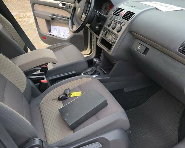 Сірий Фольксваген Кросс Туран, об'ємом двигуна 1.4 л та пробігом 159 тис. км за 8300 $, фото 32 на Automoto.ua