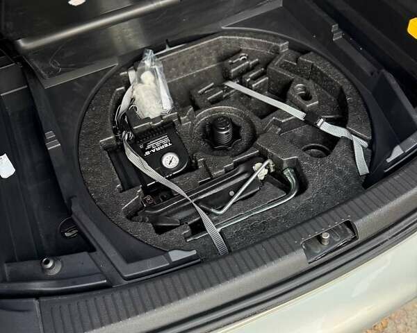 Сірий Фольксваген Кросс Туран, об'ємом двигуна 1.4 л та пробігом 159 тис. км за 8300 $, фото 40 на Automoto.ua