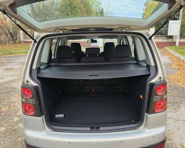 Сірий Фольксваген Кросс Туран, об'ємом двигуна 1.4 л та пробігом 159 тис. км за 8300 $, фото 27 на Automoto.ua