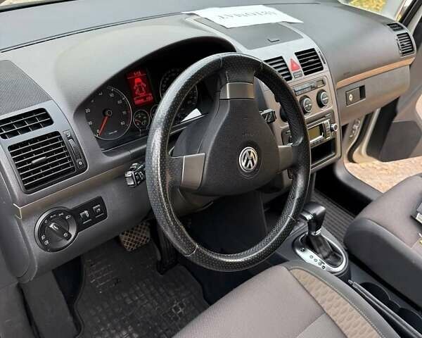 Сірий Фольксваген Кросс Туран, об'ємом двигуна 1.4 л та пробігом 159 тис. км за 8300 $, фото 5 на Automoto.ua