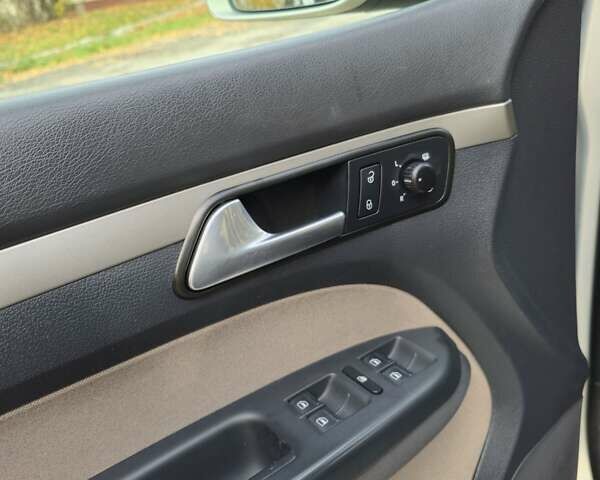 Сірий Фольксваген Кросс Туран, об'ємом двигуна 1.4 л та пробігом 159 тис. км за 8300 $, фото 33 на Automoto.ua