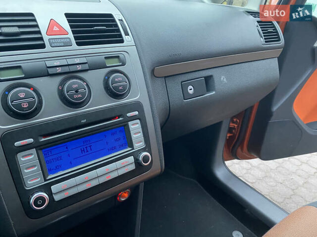 Помаранчевий Фольксваген Кросс Туран, об'ємом двигуна 1.4 л та пробігом 200 тис. км за 7500 $, фото 15 на Automoto.ua