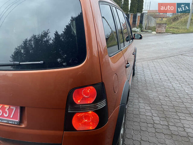 Помаранчевий Фольксваген Кросс Туран, об'ємом двигуна 1.4 л та пробігом 200 тис. км за 7500 $, фото 10 на Automoto.ua